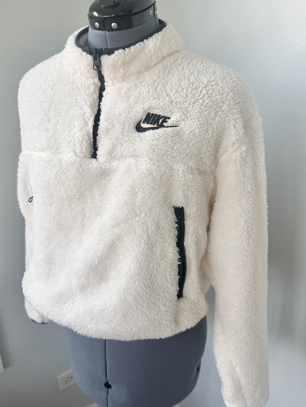 Nike Sz M Cream Sherpa Plush Fleece Quarter Zip Crop Pullover Black Logo & Trim - Picture 3 of 16